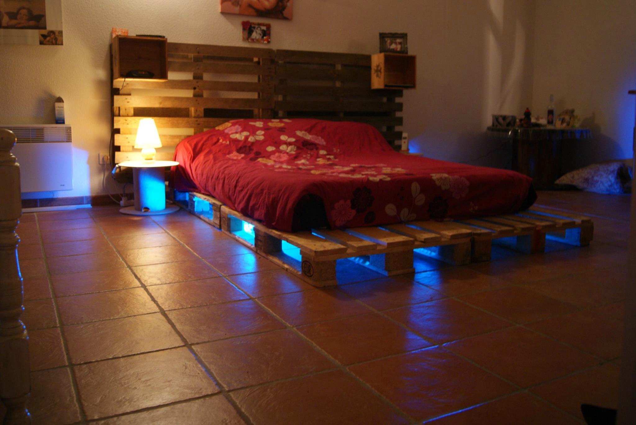кровать из паллет с подсветкой