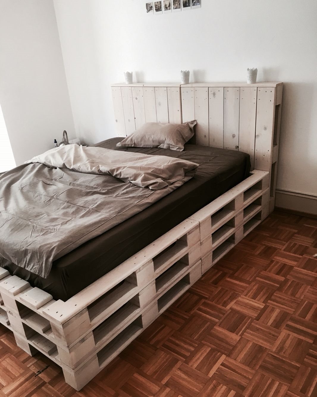 Кровать из деревянных поддонов (49)