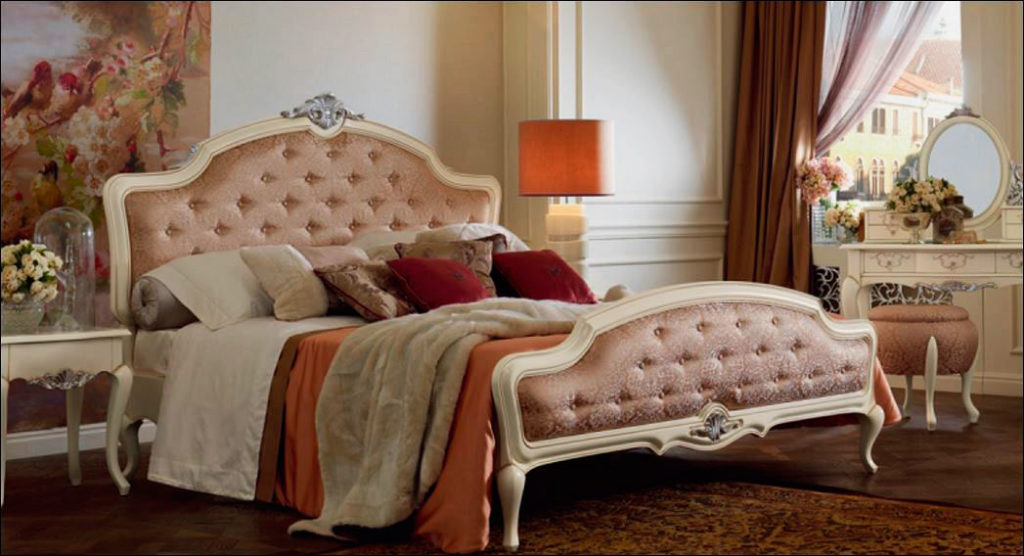 Кровать с мягким изножьем в классическом стиле