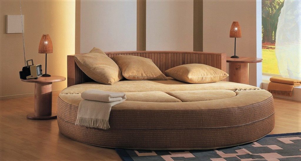 Фото круглого дивана для сна в интерьере спальной комнаты
