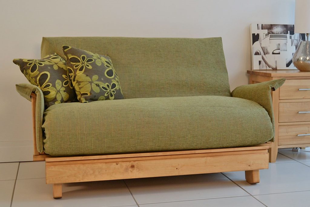 Раскладной маленький диван с деревянным каркасом