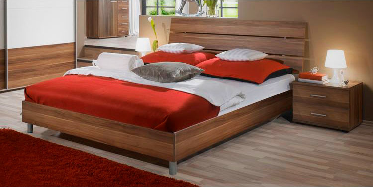 Деревянная кровать с двуспальным матрасом