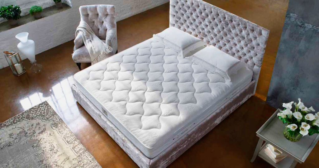 Кровать с большим матрасом