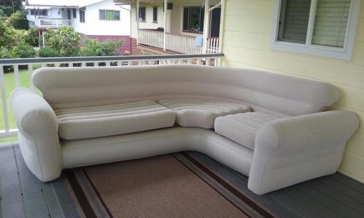 Большой угловой дутый диван на виранде