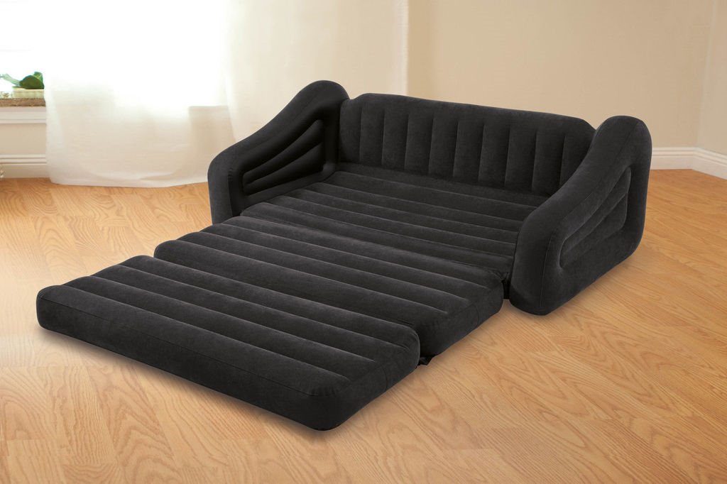 Надувной диван-кровать в комнате