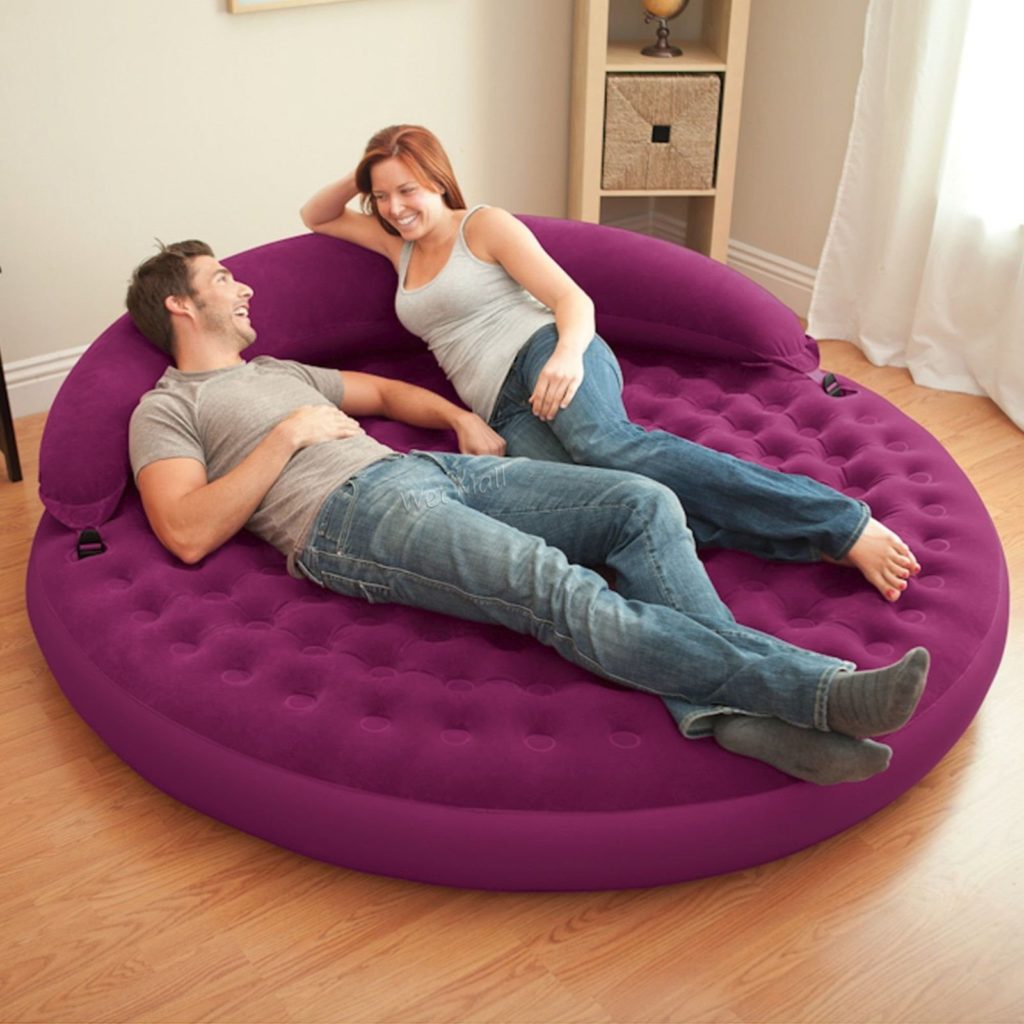 Круглый надувной диван-кровать в интерьере комнаты
