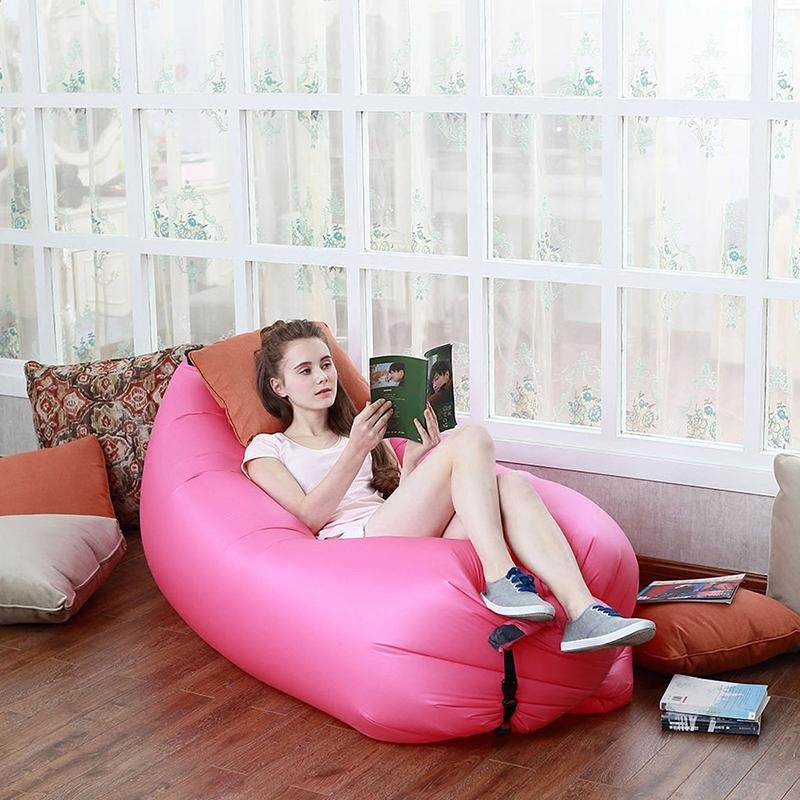 Девушка читает книгу лежа на надувном диване