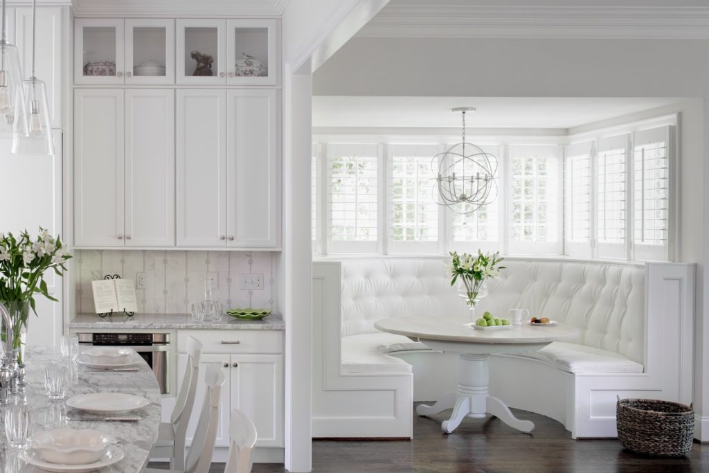 Фото роскошного полукруглого дивана в белой коже на кухне