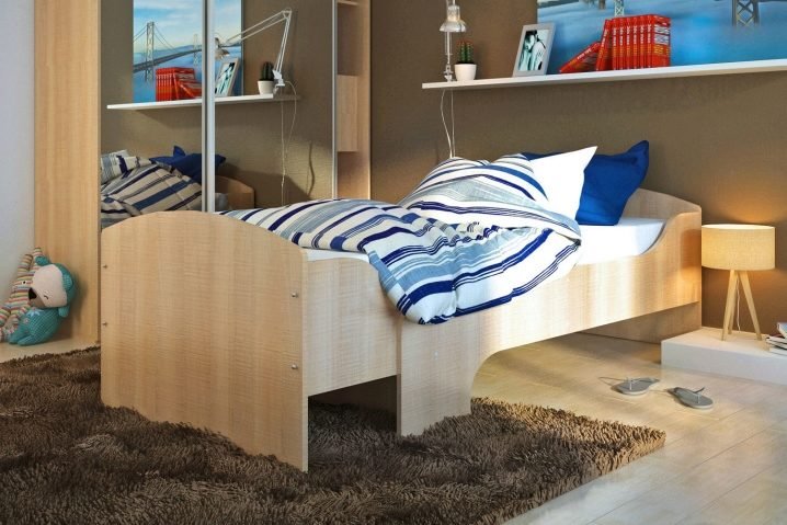 Деревянная раздвижная кровать в интерьере детской комнаты