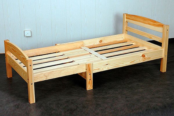 Раздвижная кровать с деревянным каркасом