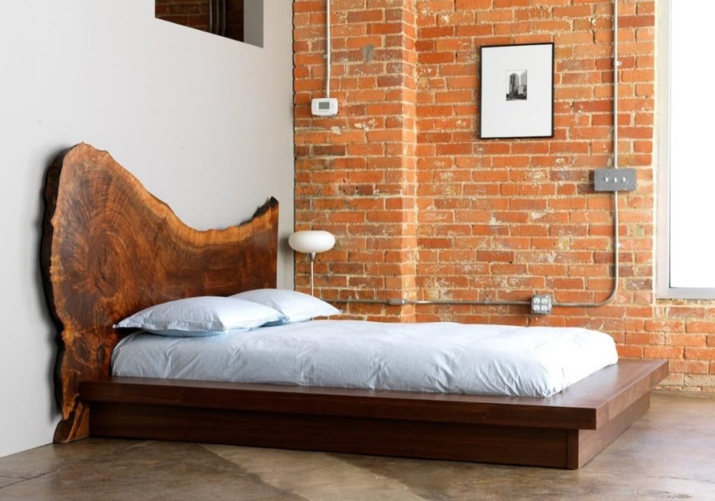 Фото стильной дизайнерской кровати из дерева