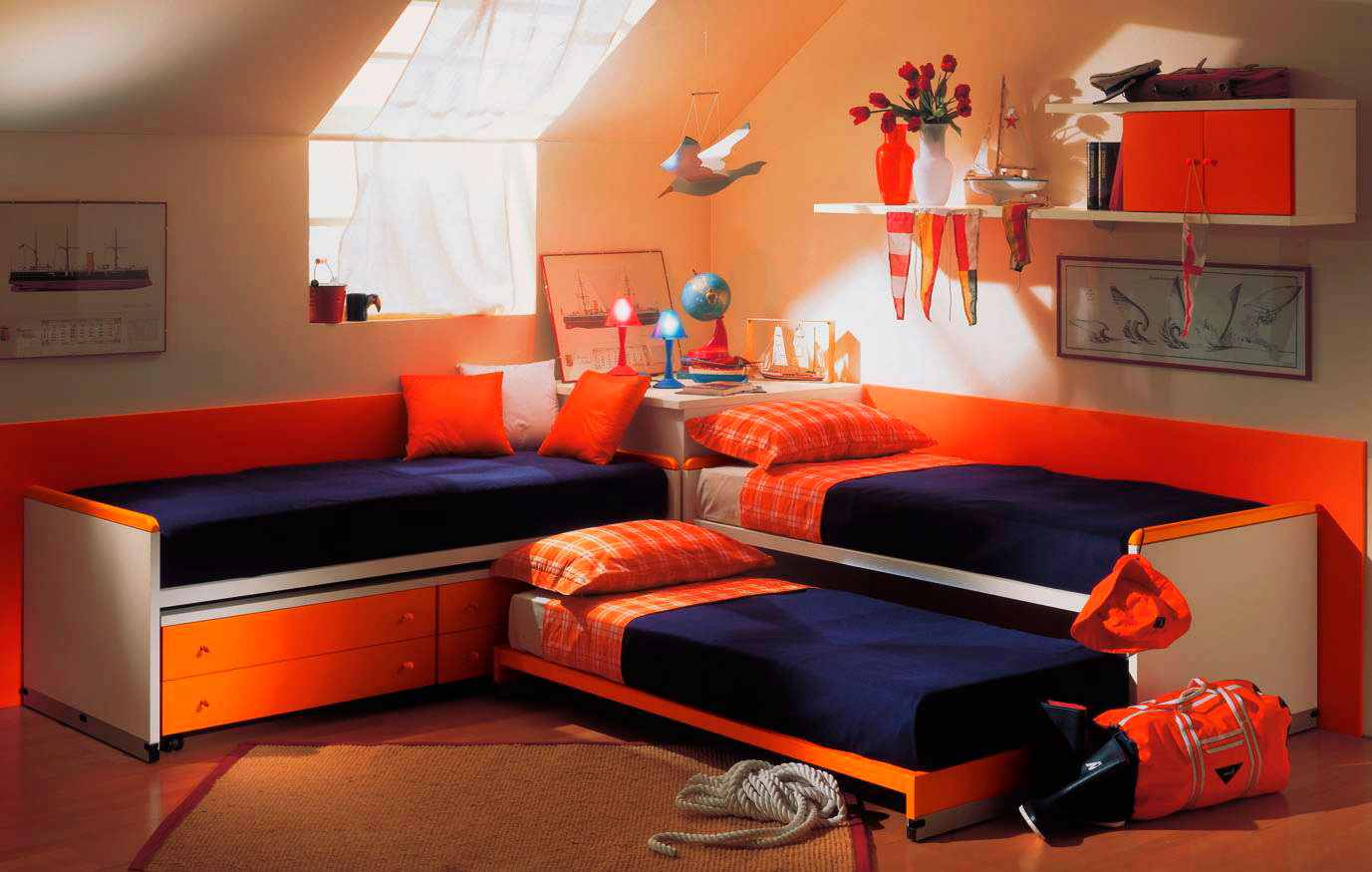 диван и детская кроватка в одной комнате
