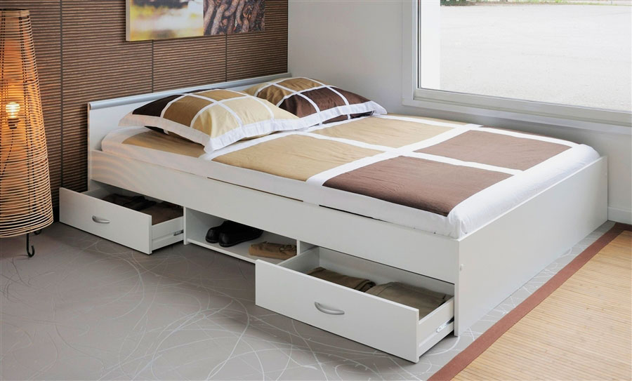 Фото двуспальной кровати с полками и ящиками внизу