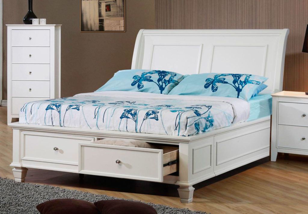 Фото двуспальной кровати с выдвижными ящиками в изножье