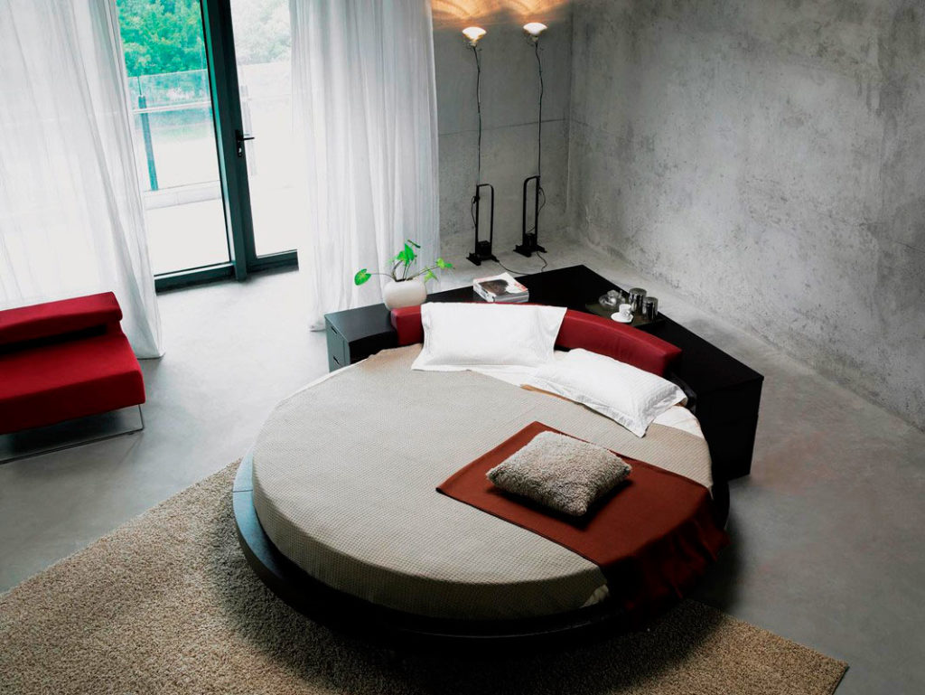 Фото круглой кровати с функциональным изголовьем в виде столика и тумбочек