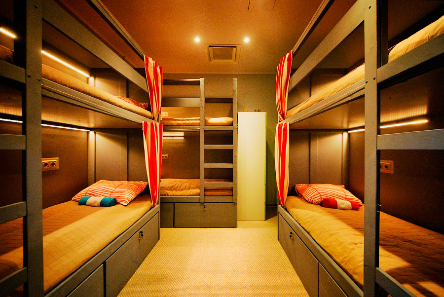 Фото комнаты в хостоле с двухъярусными кроватями
