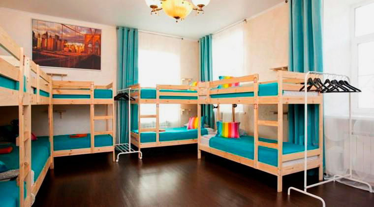 Комната с деревянными двухъярусными кроватями для взрослых