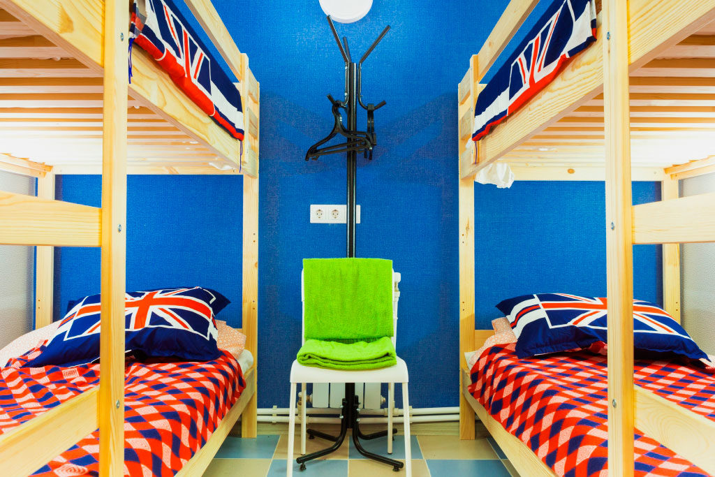 Комната с двухъярусными деревянными кроватями