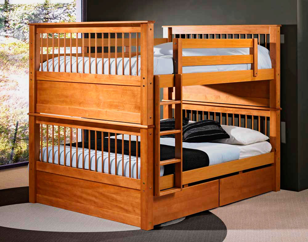 Деревянная двухъярусная кровать с двуспальными местами внизу и вверху