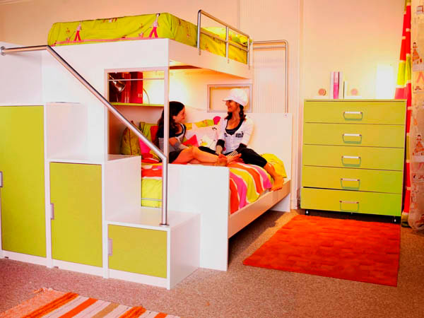 Двухъярусная кровать в интерьере комнаты девочек подростков