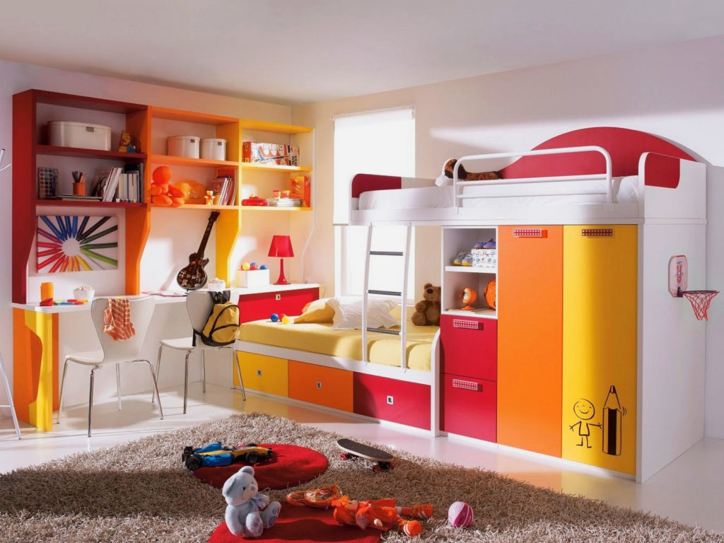 Угловая детская стенка с двухъярусной кроватью с высокими бортиками вверху оснащенная шкафом для хранения вещей