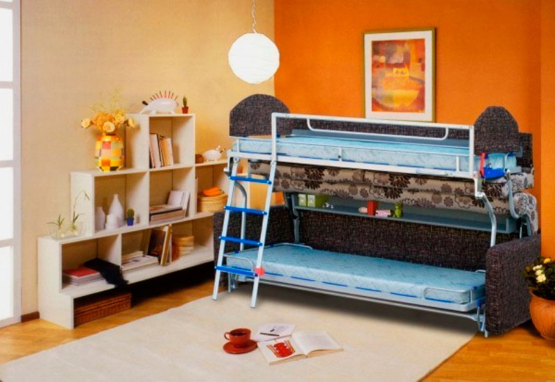 Диван-двухъярусная кровать в интерьере комнаты