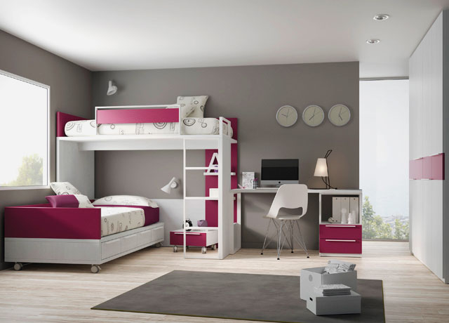 Двухъярусная кровать со столом в интерьере комнаты подростков