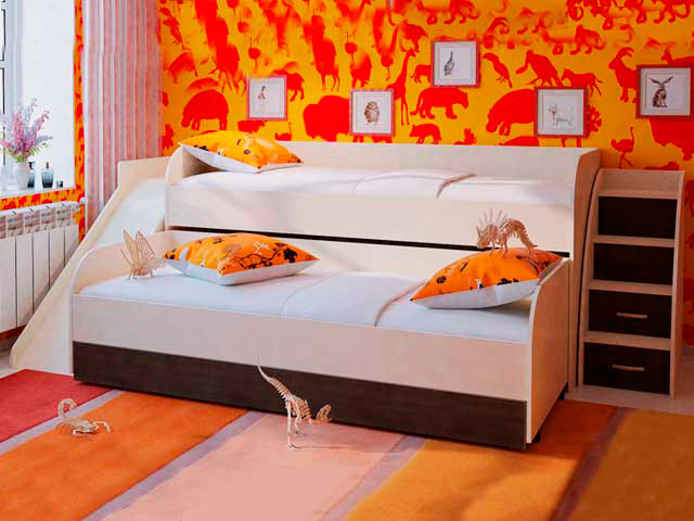 Выдвижная двухъярусная кровать для детей с пристаной горкой в интерьере комнаты
