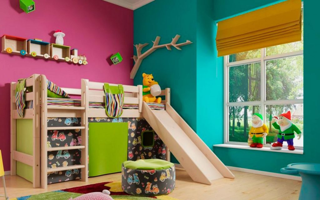Кровать-чердак с горкой и игровой зоной внизу в интерьере детской комнаты