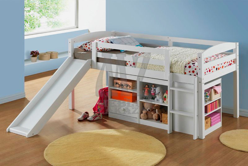 Низкая кровать с горкой для маленьких детей с полочками и ящиками внизу
