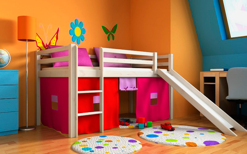 Кровать чердак для маленьких детей с горкой в интерьере комнаты