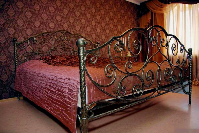 Фото кованой кровати в спальной комнате