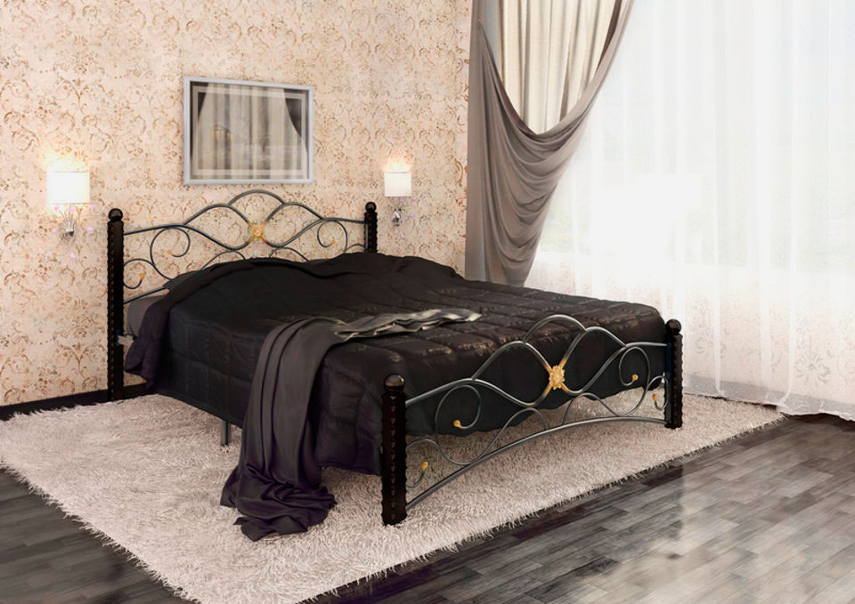 Черная кованая кровать в спальне