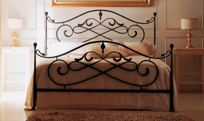 Интерьер спальной комнаты с кованой кроватью