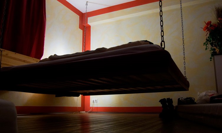 Фото подвесной кровати снизу