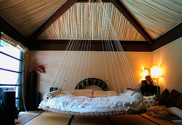 Фото круглой подвесной кровати в спальной