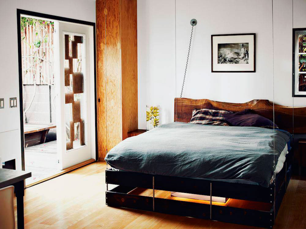 Фото подвесной кровати на тросах в спальной