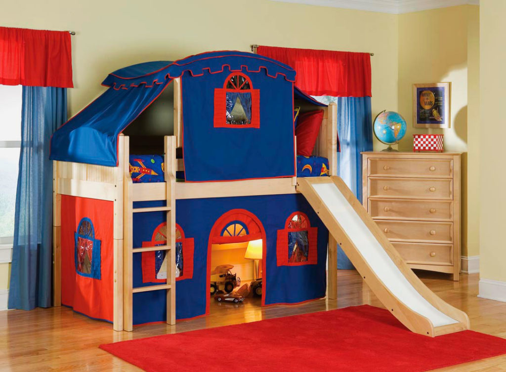 Детская кровать-чердак для мальчика в виде замка с горкой