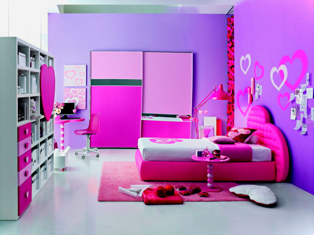 Мягкая розовая кровать в спальне девочки подростка