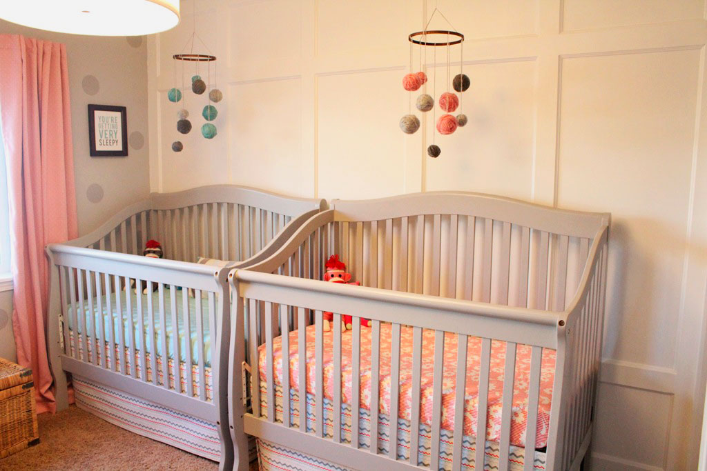 Две кроватки для новорожденных в одной комнате