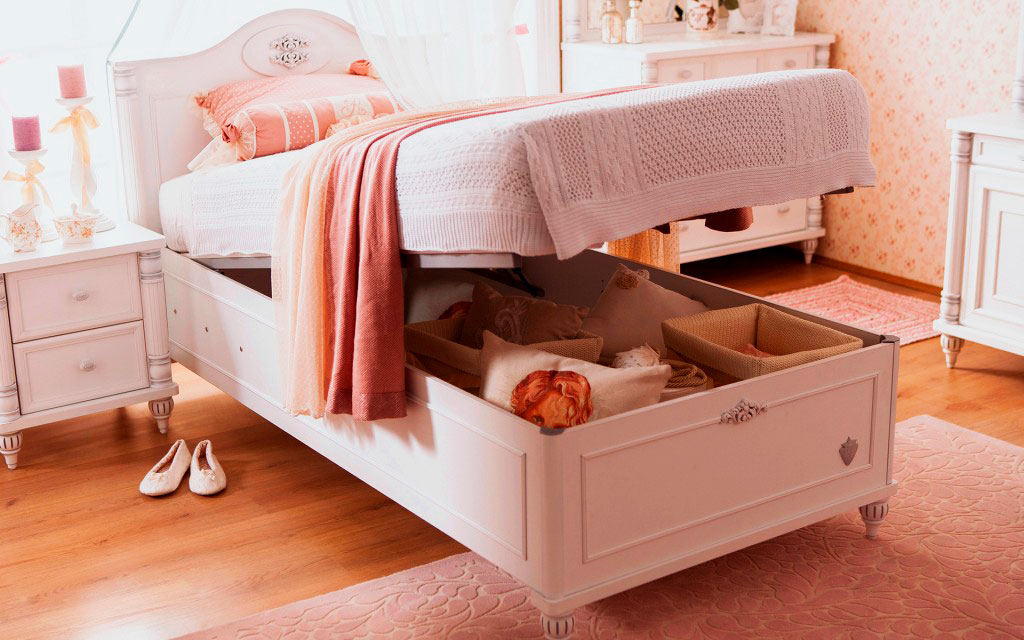 Кровать в комнате девочки-подростка с подъёмным основанием