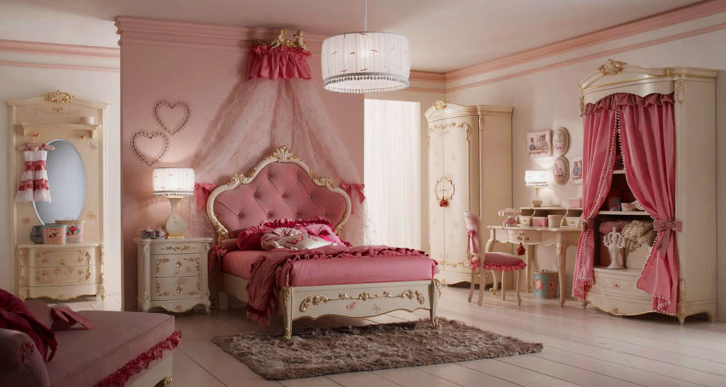Интерьер детской комнаты девочки в классическом стиле с кроватью с мягким изголовьем