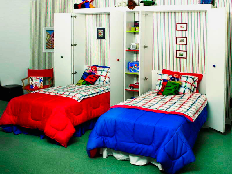 Две откидные шкаф-кровати для детей в интерьере комнаты