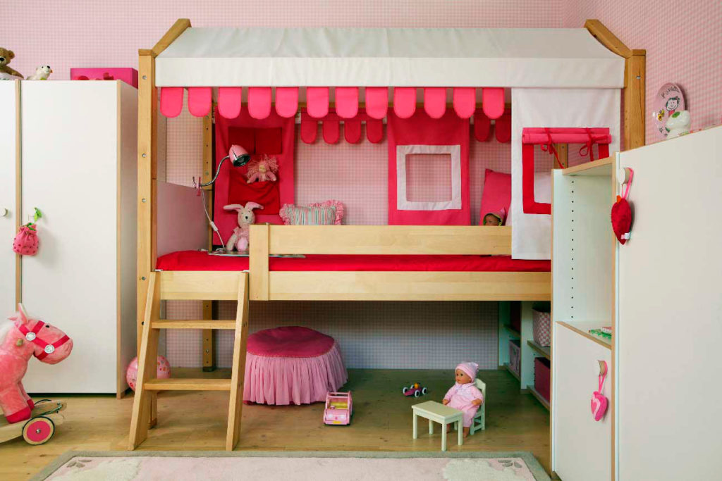 Детская кровать-чердак в виде домика