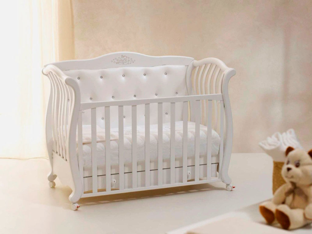 Деревянная кровать для новорожденного в классическом стиле