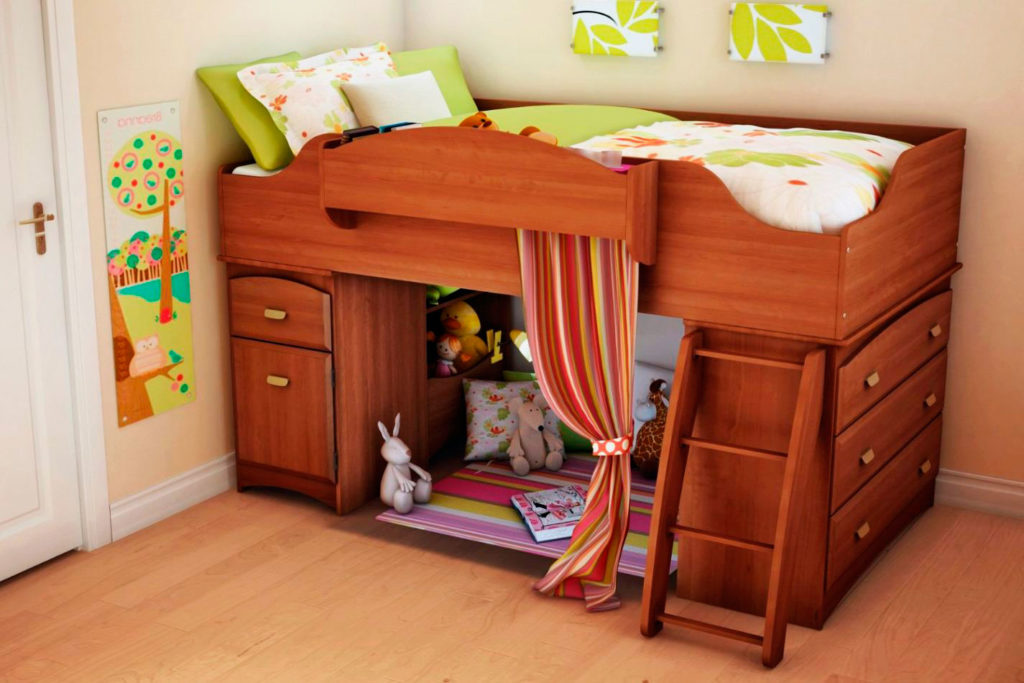 Низкая деревянная кровать-чердак для детей с игровой зоной внизу