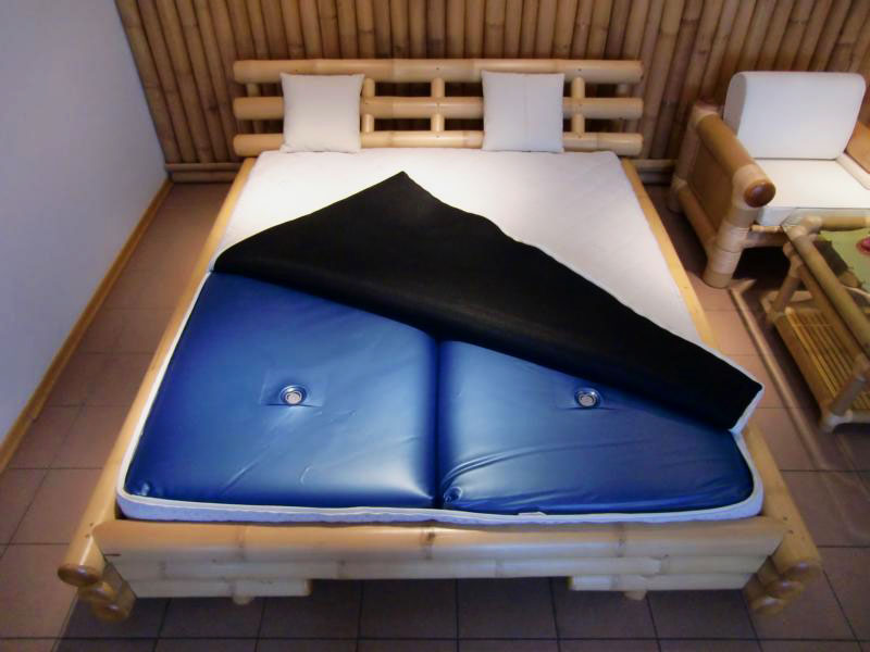 Деревянная двухспальная кровать с двухсекционным водяным матрасом