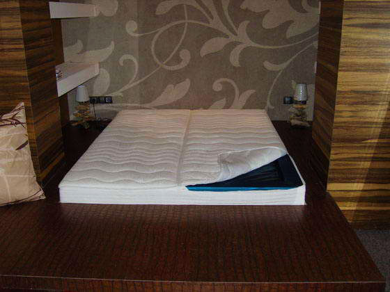 Кровать подиум с водяным матрасом
