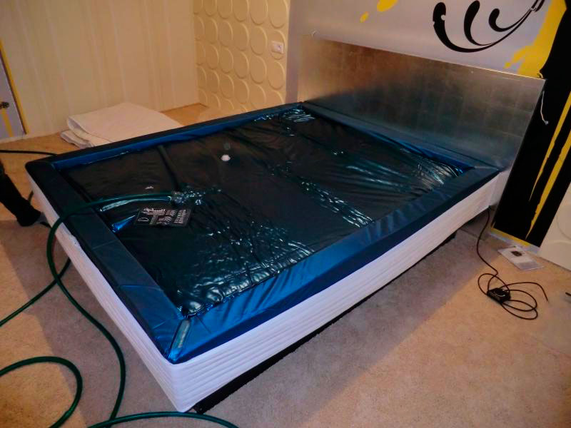 Кровать с матрасом заполняемым водой
