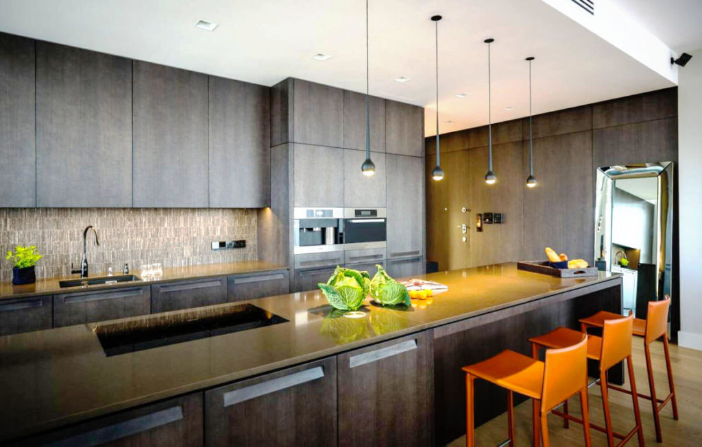 Фото современного кухонного гарнитура в стиле хай-тек с верхним рядом шкафов под потолок